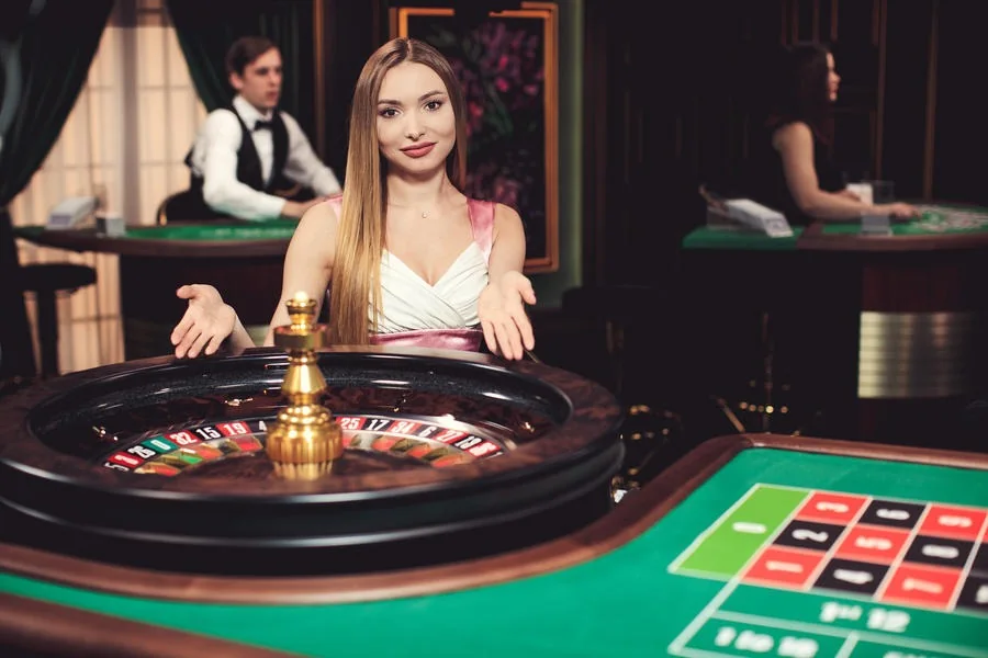 Dealer memandu meja live dengan area taruhan yang terlihat jelas
